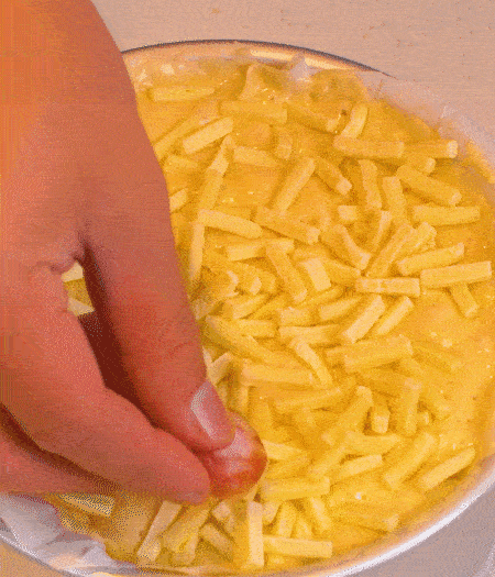 撒上馬蘇里拉芝士，用香腸片裝飾表面，180攝氏度烤箱烤20-25分鐘。