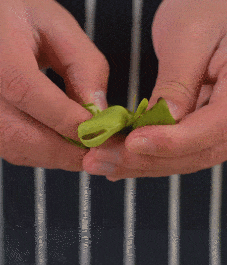 選用鮮嫩蠶豆，剝?nèi)ネ鈿ち粝露姑紫磧?，掰開成兩瓣。