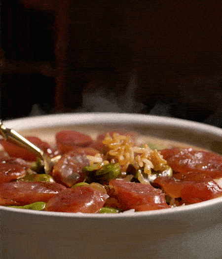 用生抽、白糖、蠔油、芝麻油調(diào)個汁，淋汁、攪拌、開吃。