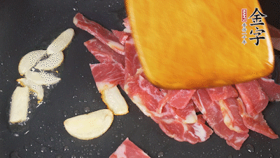 意面按照包裝時(shí)間煮熟過涼水，金字淡火腿切成小片。