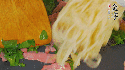 鍋中倒油燒熱，蒜片煸香，淡火腿略翻炒。