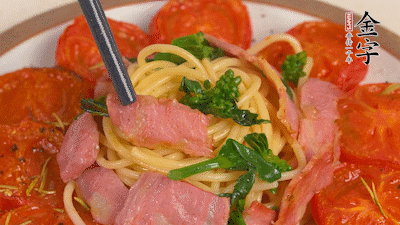 加菜花翻炒1分鐘后加意面，翻炒1分鐘后用少許鹽、黑胡椒調(diào)味即可。