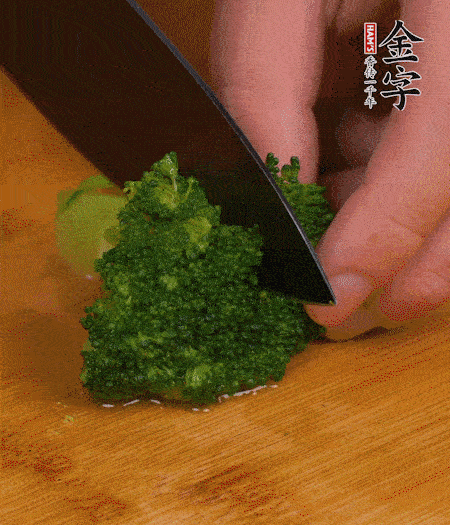 西蘭花用淡鹽水浸泡十幾分鐘后過開水焯燙熟后撈出。