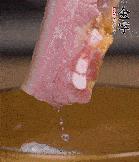 煮過的西蘭花切碎。煮熟的淡咸肉切丁。