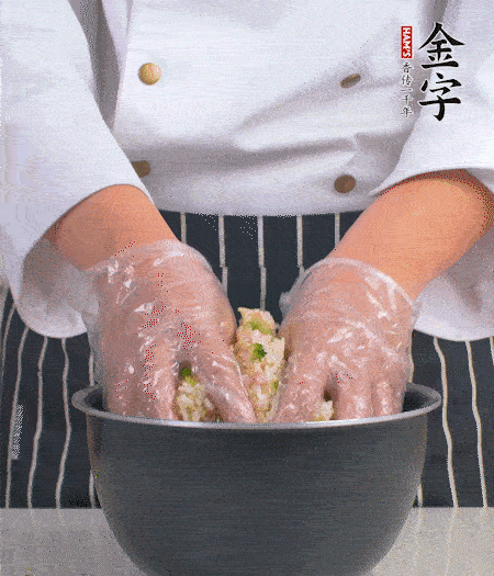 米飯中放西蘭花碎、咸肉丁，加少許黑胡椒、十來滴橄欖油拌勻。