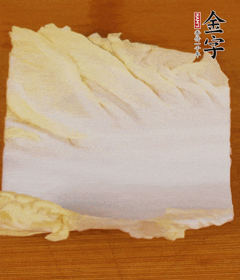 一片白菜一片淡火腿交替疊起，疊個(gè)兩三層放進(jìn)鍋內(nèi)，直到塞滿鍋。