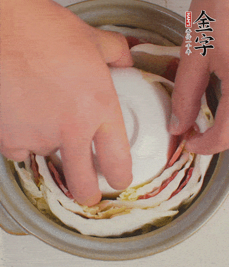 寬度剛好是鍋的高度?？垡粋€(gè)小碗更有助于幫助造型。