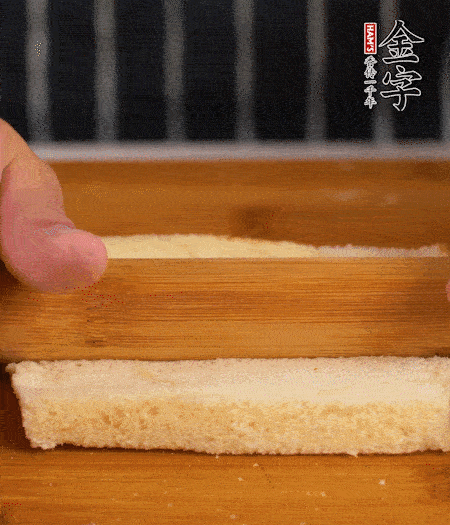 吐司切去四邊，搟??；烤腸竹簽穿過。