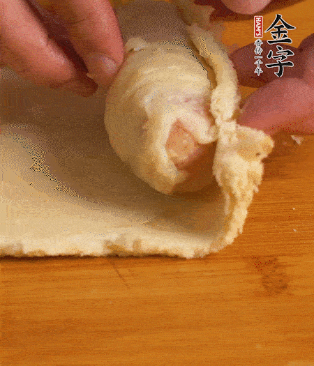 吐司卷起香腸，吐司尾端涂抹少許全蛋液，卷好的吐司表面蘸上蛋液，在裹上一層面包糠，送入預熱好的烤箱中。