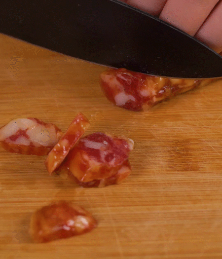 香腸切薄片。