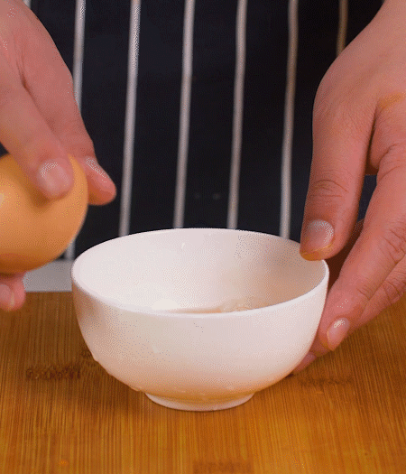 起鍋熱油，蛋液煎成雞蛋碎。金字淡咸肉切成絲。