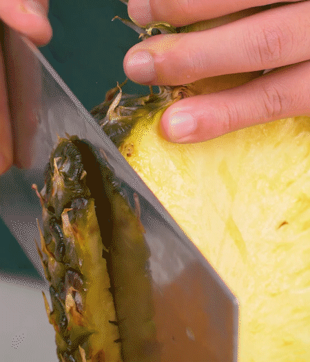 鳳梨去皮把果肉切塊，醬肉切小塊。