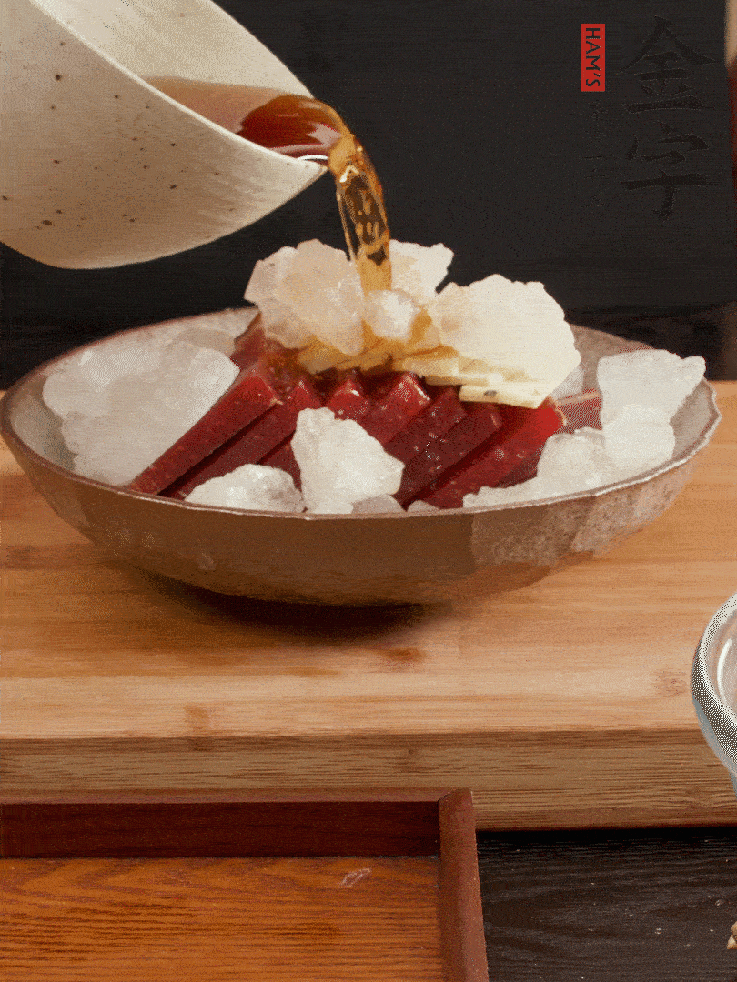 加姜片、冰糖、黃酒、水，蒸60分鐘，將火腿的咸逼出來。