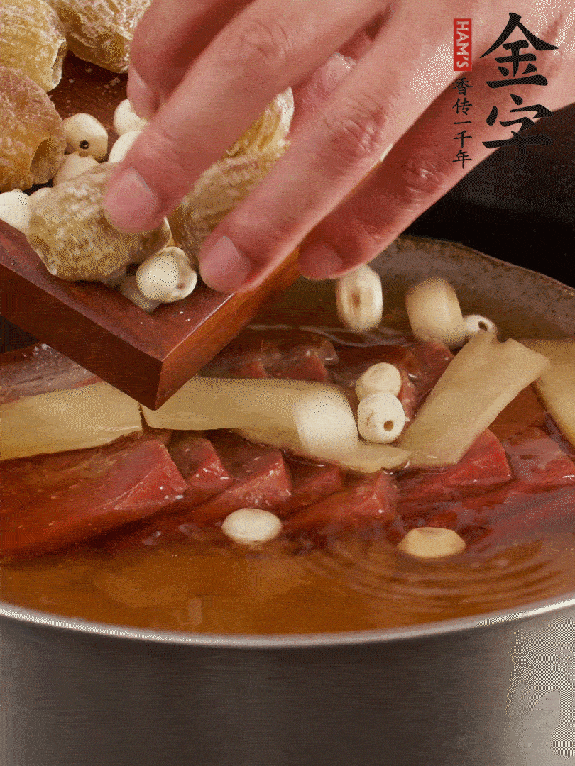 待冰糖融化后，放入蜜棗、蓮子同蒸25分鐘左右。