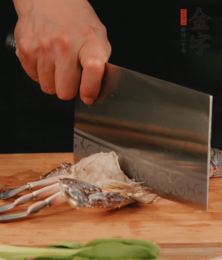 蟹殼拆開，去掉蟹肺、蟹心、蟹腮，切成4小塊。