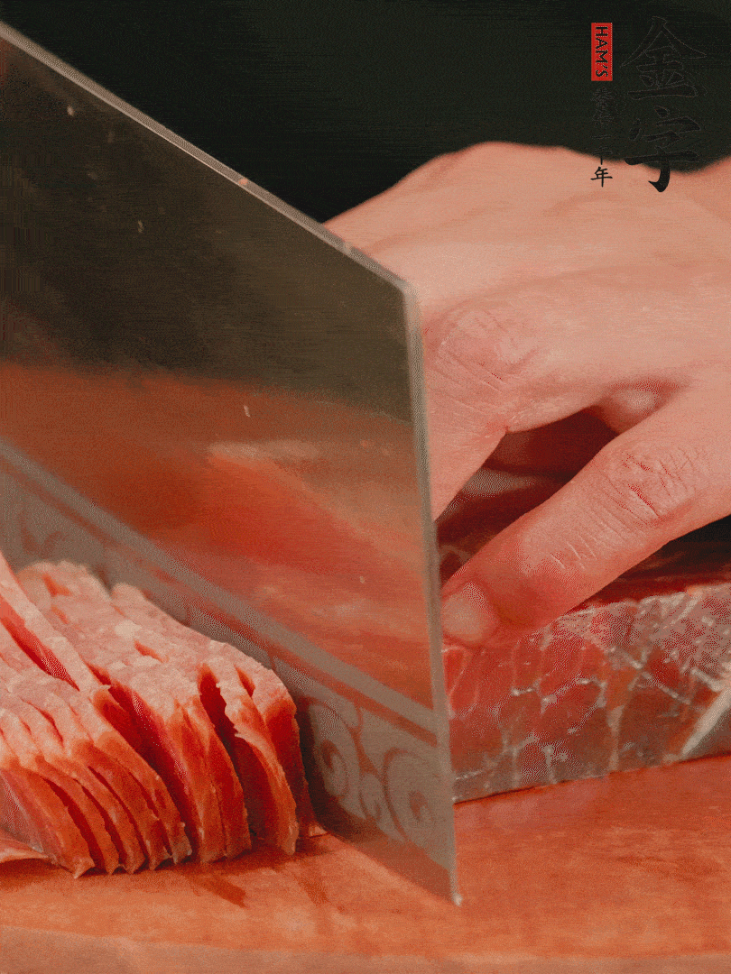 新鮮雞腿用刀在表面劃幾刀。金字火腿切薄片備用。