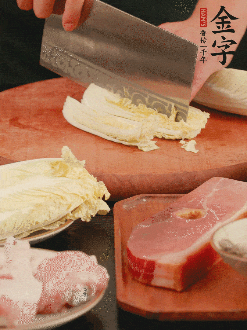 白菜去掉頭尾，對(duì)半豎切，再均勻切4刀。