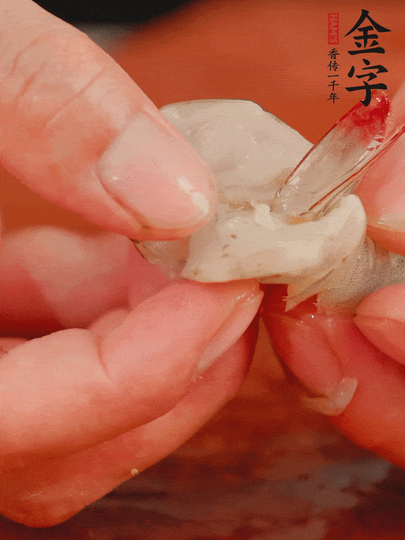 鮮蝦去掉蝦線(xiàn)，翻轉(zhuǎn)蝦尾做個(gè)好看的照型。