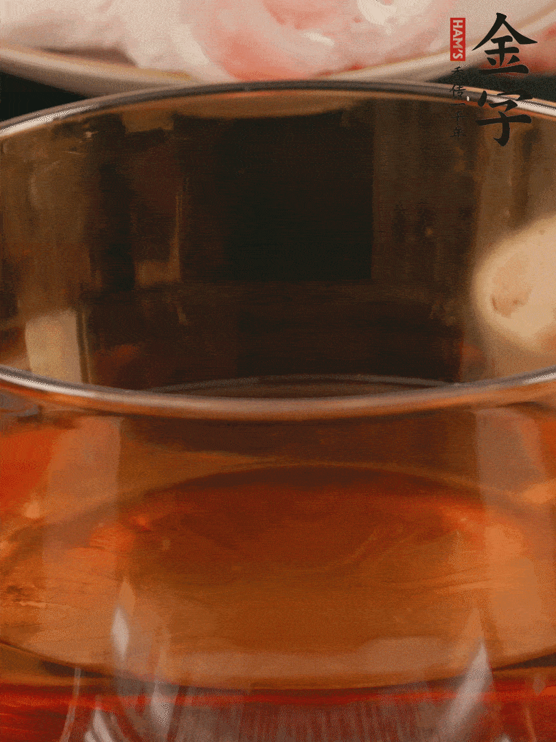 雞腿冷水入鍋，加姜片料酒焯水，撈出溫水洗凈。