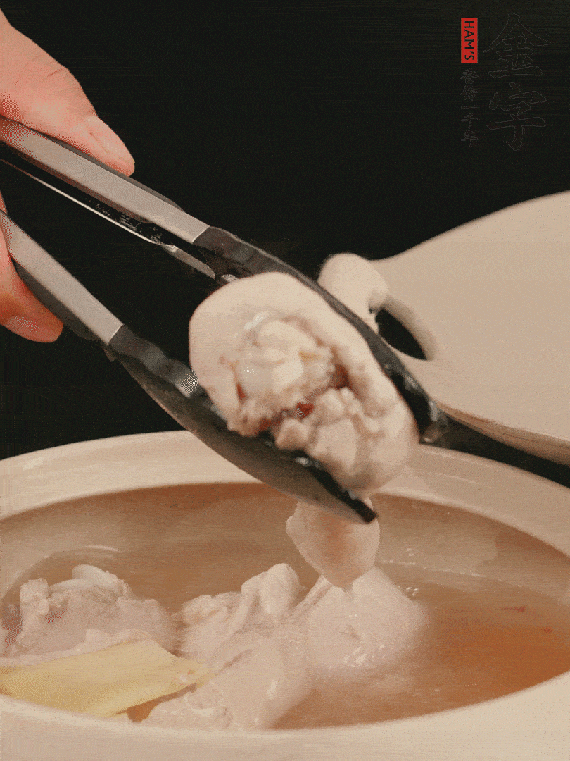 雞腿放入砂鍋，加姜片、料酒、清水，中火燉煮20分鐘撈出。