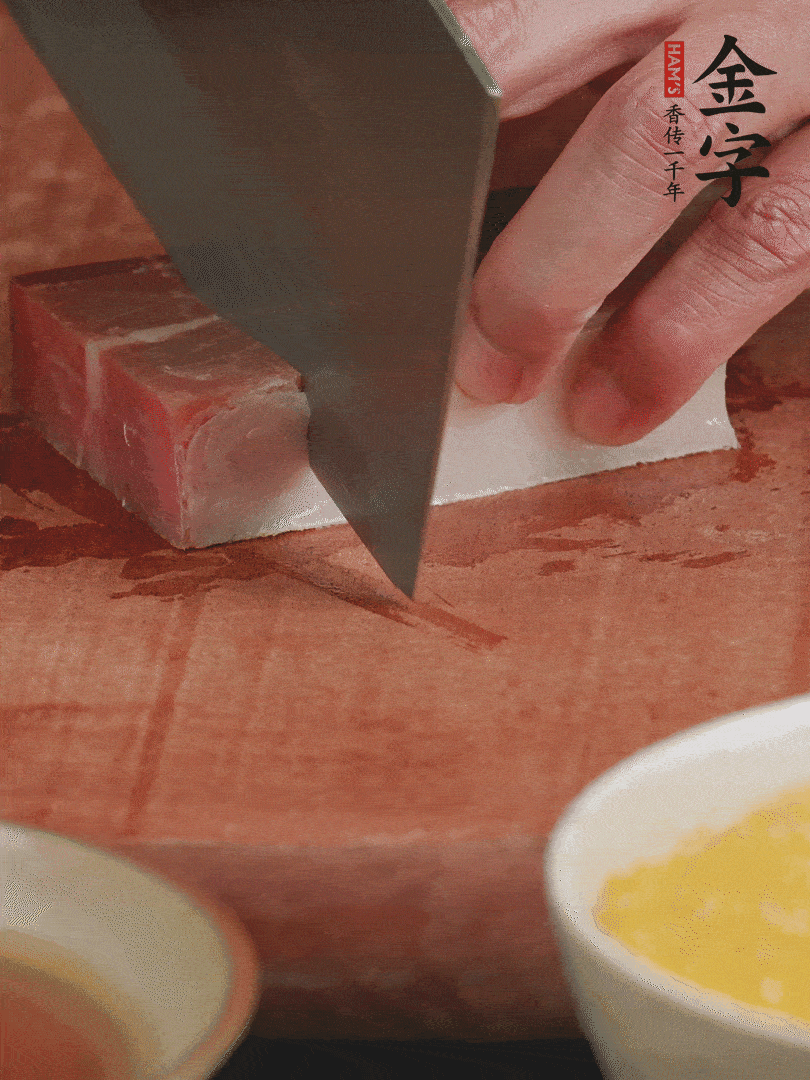 金字火腿去皮，切成大塊。