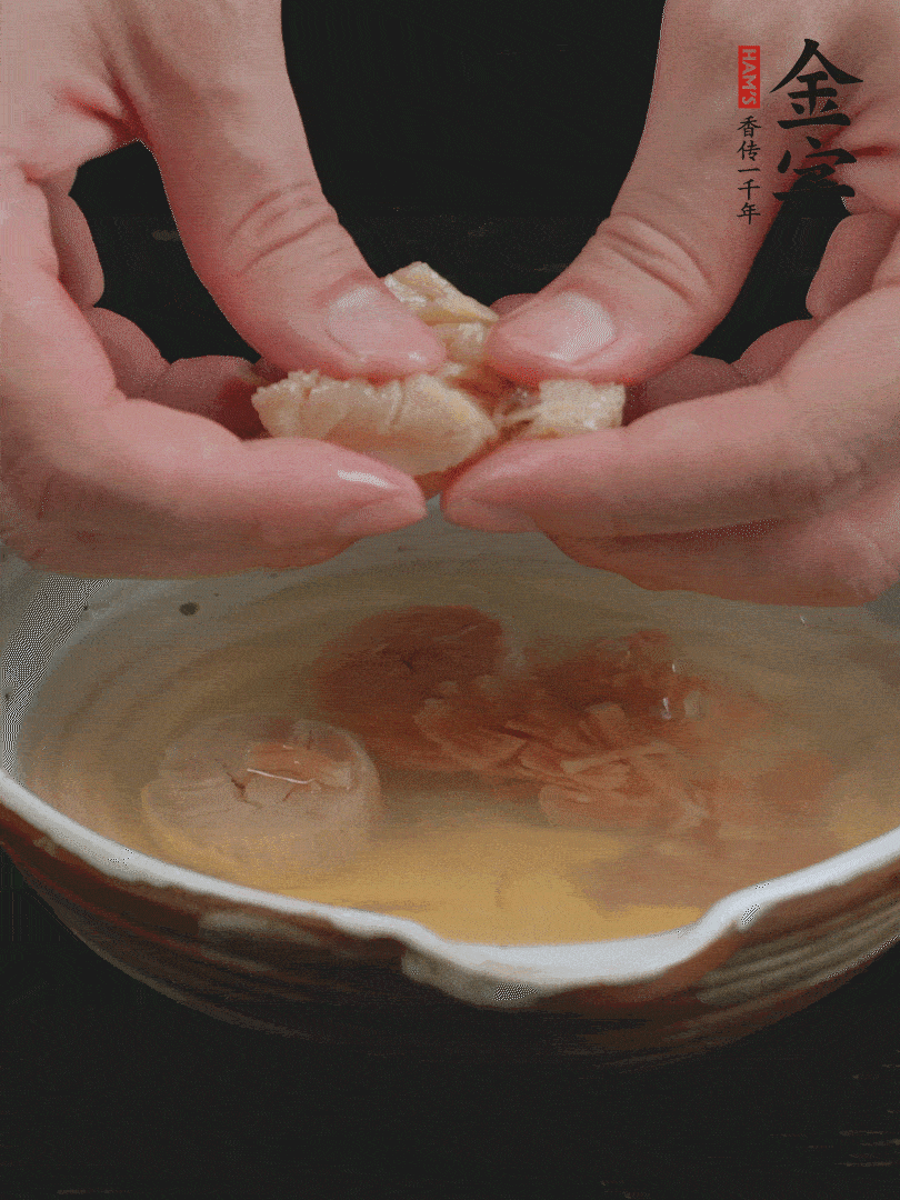 元貝溫水泡發(fā)，拆成細(xì)絲。