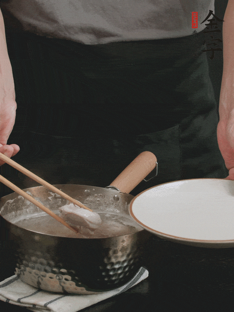 雞塊冷水下鍋，加姜片、料酒焯水，撈出洗凈備用。