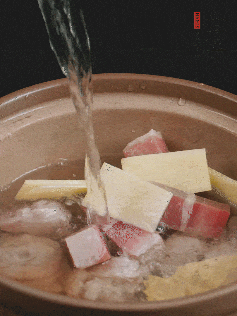 雞塊、火腿、姜片加適量料酒、清水燉80分鐘。