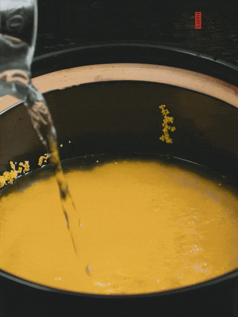 小米洗凈后，加水小火煲1個(gè)小時(shí)。