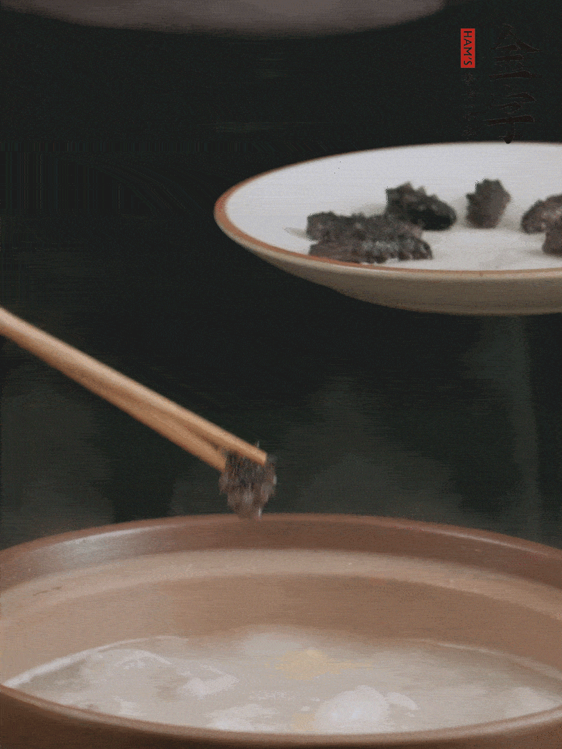 期間雞湯燉到80分鐘時(shí)，加小海參再燉10分鐘。