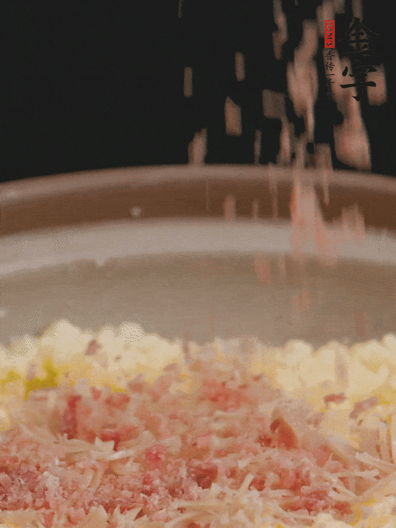 加雞湯沒(méi)過(guò)，放干貝絲、火腿末、小海參。