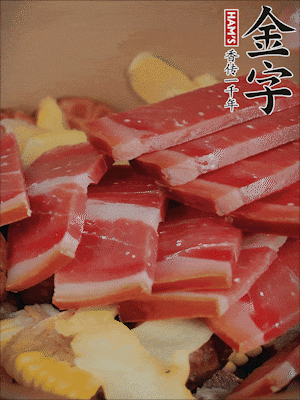 除鮑魚外的所有材料放進鍋里，加清水、姜、黃酒，大火燒開，轉(zhuǎn)小火煲90分鐘。