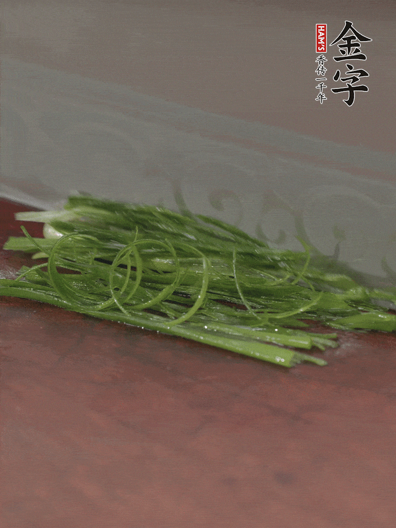 生姜切薄片，紅椒切細(xì)絲，小蔥蔥綠切細(xì)絲，泡入冰水中保持新鮮。