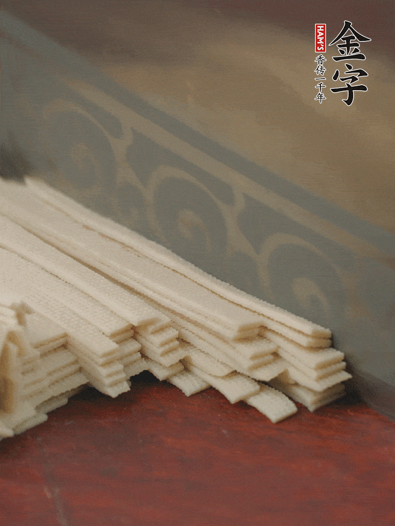 燉火腿期間，千張切細(xì)絲，白蘿卜去皮切細(xì)絲，蒜葉切細(xì)丁。