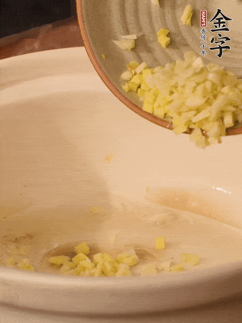 熱油下鍋，姜爆香。下冬瓜略微翻炒。