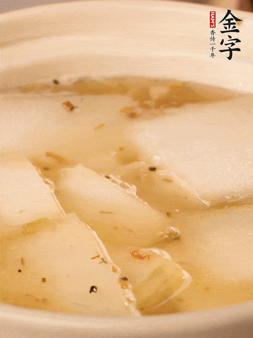 加入適量清水，再放咸肉，淋點(diǎn)黃酒添味。