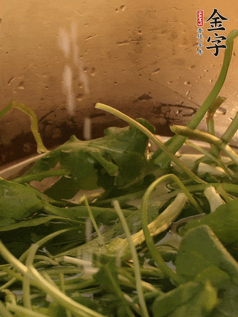 薺菜去掉根部，加小蘇打、鹽熱水沸騰燙軟。