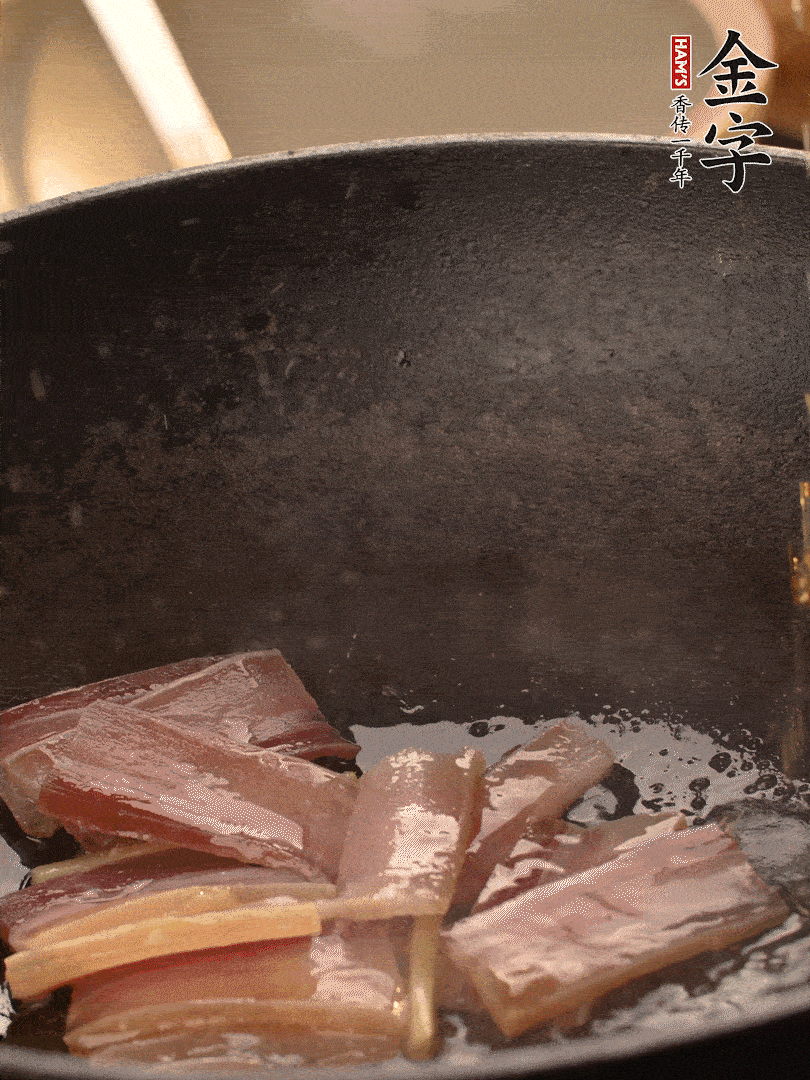 再下春筍繼續(xù)翻炒。