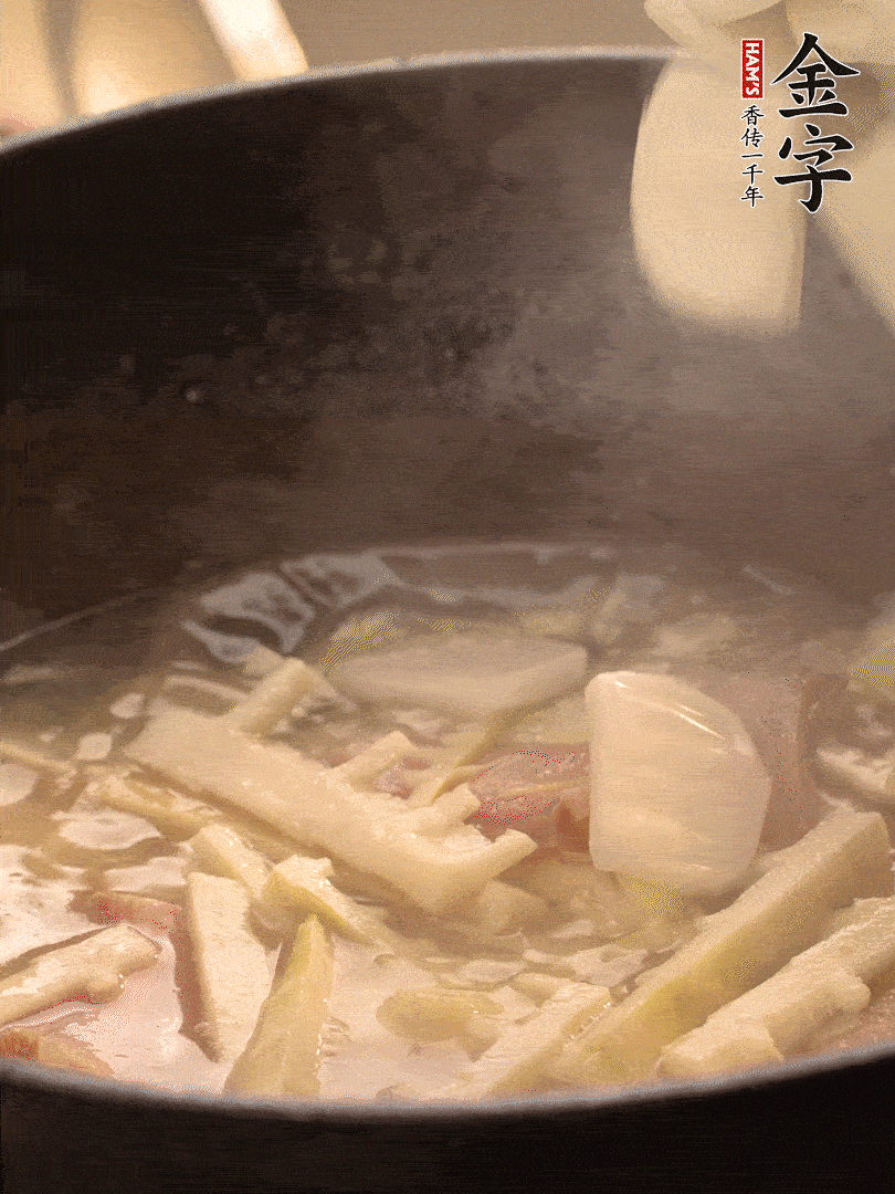 加一點(diǎn)開水后，放年糕燜2分鐘至軟。