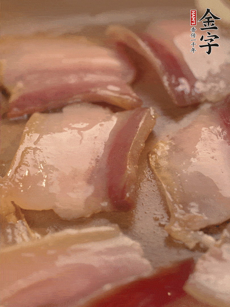 鍋中熱油煸香大蒜、咸肉。