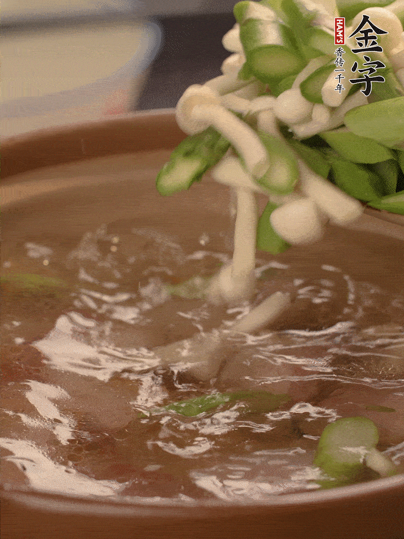 咸肉肥肉部分變透明時，加清水，放蘆筍、白玉菇大火煮開。