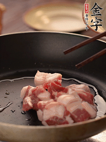 五花肉切條，煎到兩面金黃。