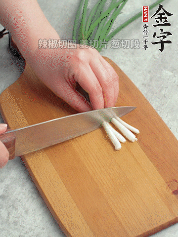 切好的咸肉鋪在碗邊，然后把千張放在中間。