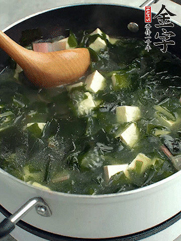 煮到沸騰后，再放入豆腐蓋蓋子煮3分鐘。