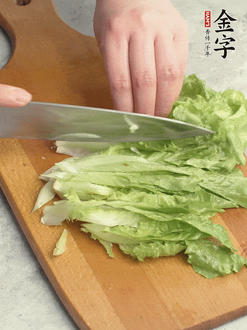 胡蘿卜、生菜、黃瓜切絲。