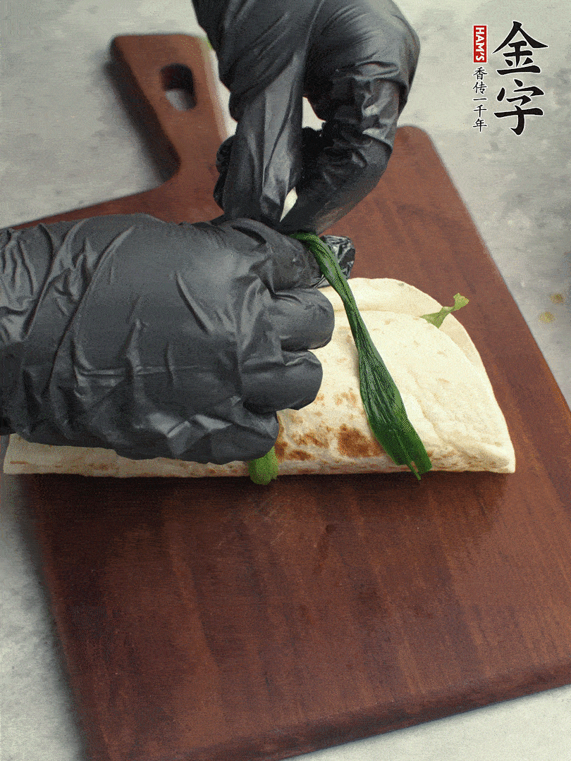 用焯過水的小蔥打結(jié)。