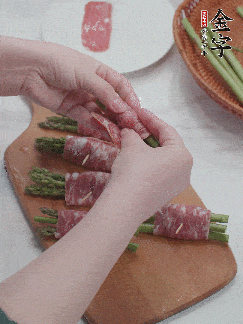 蘆筍切小段，蘆筍段用金字培根火腿卷起。