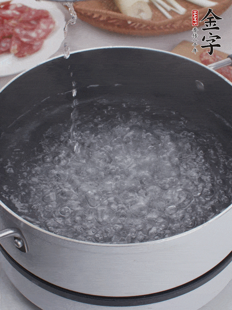 春筍去殼切片，焯水3分鐘。