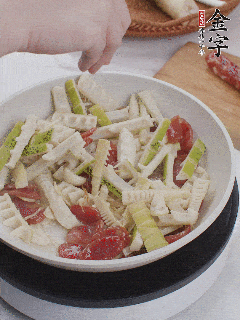 出鍋前撒蔥花。