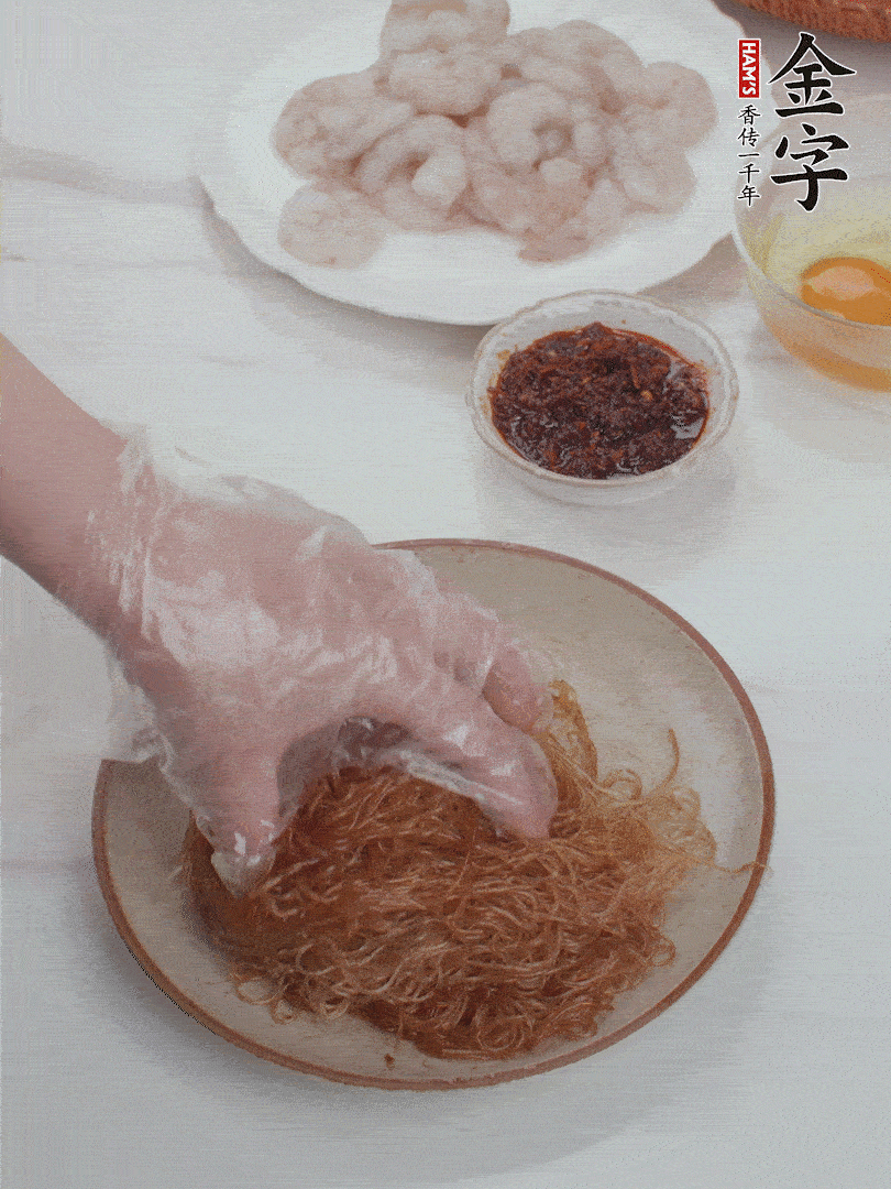 粉絲泡軟后，入沸水煮10秒，撈出后加1/2勺老抽、1/2勺食用油挑松。